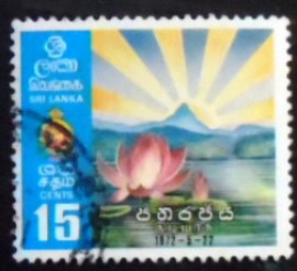 Selo postal do Sri Lanka de 1972 National Flower and Mountain
