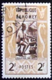 Selo postal de Dahomey de 1961 Woodcarver