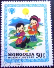 Selo postal da Mongólia de 1980 Girl Watching Boy Playing Flute