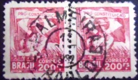 Par de selos postais do Brasil de 1932 Soldado e Bandeira