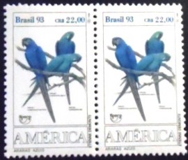Par de selos postais do Brasil de 1993 Arara Azul