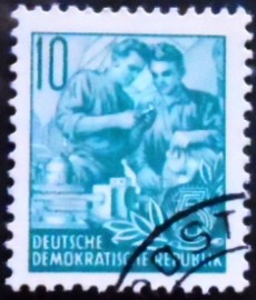 Selo da Alemanha Democrática de 1957  Workers share experiences