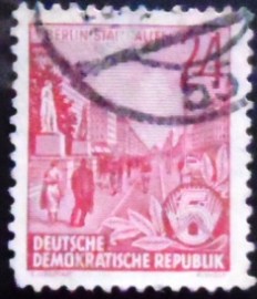 Selo postal da Alemanha de 1957 Karl-Marx-Allee Stalinallee