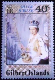 Selo postal das Ilhas Gilbert de 1977 The Queen in Coronation Robes.