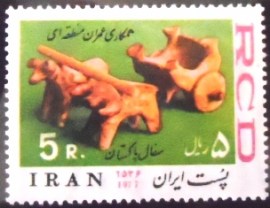 Selo postal do Iran de 1977 Oxcart (toys)