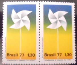 Par de selos do Brasil de 1977 Semana da Pátria