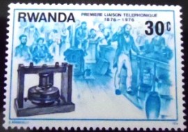 Selo postal da Ruanda de 1976 First telephone call
