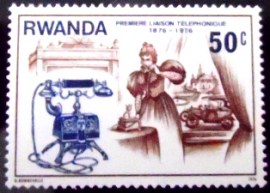 Selo postal da Ruanda de 1976 Making the first telephone call