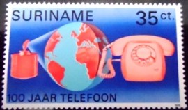 Selo postal do Suriname de 1976 Globe Satellite Telephone