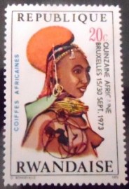 Selo postal da Ruanda de 1973 Rendille woman overprinted