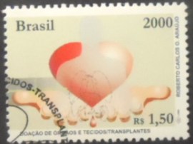 Selo postal do Brasil de 2000 Mão e Coração
