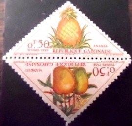 Se-tenant postal do Gabão de 1962 Pineapple and Mango