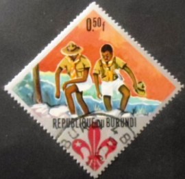 Selo postal do Burundi de 1967 Scouts on hiking trip