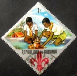 Selo postal do Burundi de 1967 Cooking at campfire