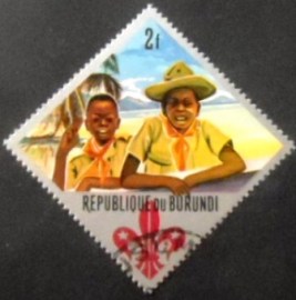 Selo postal do Burundi de 1967 Boy Scout and Cub Scout giving scout sign