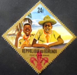 Selo postal do Burundi de 1967 Boy scout & cub scout giving scout sign