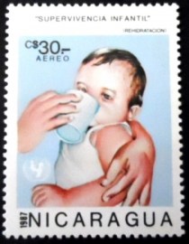 Selo postal da Nicarágua de 1987 Drinking Child