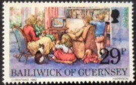 Selo postal de Guernsey de 1982 Watching Queen's TV Greeting