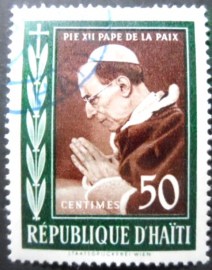 Selo postal do Haiti de 1959 Pope at prayer