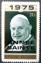 Selo postal de Ruanda de 1975 Pope John XXIII overprint 20 N