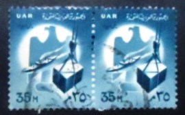 Par de selos postais do Egito de 1961 Ship and crate on hoist