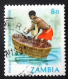 Selo postal da Zâmbia de 1981 Straw-Basket Fishing