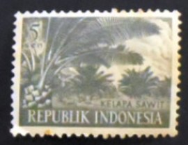 Selo postal da indonésia de 1960 Oil Palm