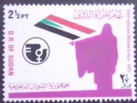 Selo postal do Sudão de 1976 Emblem and Women 2½