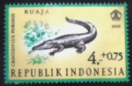Selo postal da Indonésia de 1966 Saltwater Crocodile
