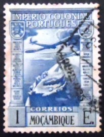 Selo postal de Moçambique de 1938 Airplane over globe 1