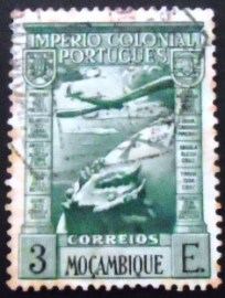 Selo postal de Moçambique de 1938 Airplane over globe 3