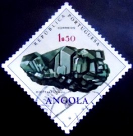 Selo postal da Angola de 1970 Dioptase crystals