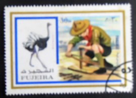 Selo postal de Fujeira de 1972 Ostrich and Boy Scout