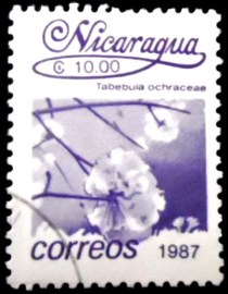 Selo postal da Nicarágua de 1987 Tabebula ochraceae