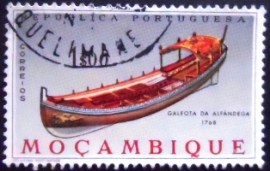 Selo postal de Moçambique de 1964 Barge of Alfandega 1768
