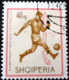 Selo postal da Albânia de 1966 Soccer Player and Map of Chile
