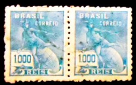Par de selos postais do Brasil de 1939 Mercúrio e Globo