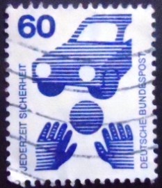 Selo postal da Alemanha de 1971 Ball in Front of Car