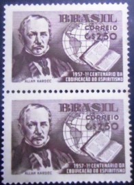 Par de selos postais de 1957 Allan Kardec