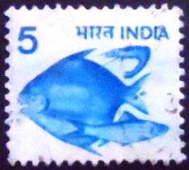 Selo postal da Índia de 1982 Hilsa Pomfret and Prawn