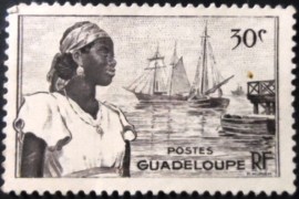 Selo postal de Guadalupe de 1947 Port of Basse Terre