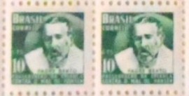 Par de selos postais do Brasil de 1958 Padre Bento H 6