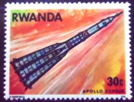 Selo postal de Ruanda de 1976 Soyuz in Space