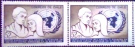 Par de selos postais do Chile de 1971 Young couple in front of UNO-Emblem