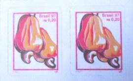 Par de selos postais do Brasil de 1997 Caju