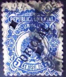 Selo postal do Uruguai de 1907 Coat of Arms overprinted 5