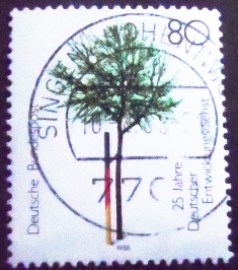 Selo postal da Alemanha de 1988 Tree supported by stake in National colours