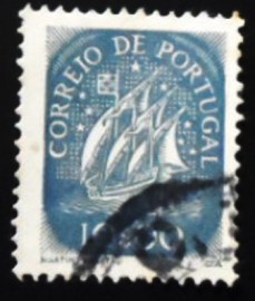 Selo postal de Portugal de 1943 Caravel 10$