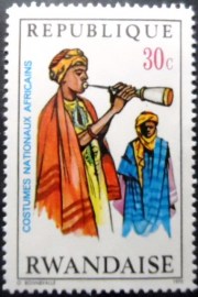 Selo postal de Ruanda de 1978 Musician with wooden flute