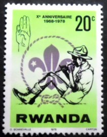 Selo postal da Ruanda de 1978 Scout and Scout Emblem